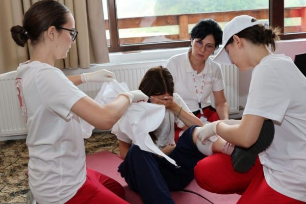 Competiția „Sanitarii Pricepuți”: Oportunitate de formare și responsabilitate socială pentru tânăra generație