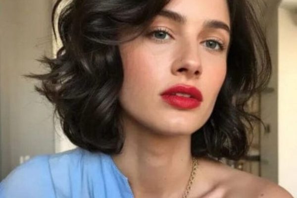 Italian Bob: Tunsoarea Trend a Verii 2026 și Impactul Său Asupra Esteticii Feminine