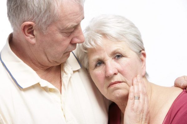 Îngrijirea persoanelor cu Alzheimer: Provocări și soluții pentru familii