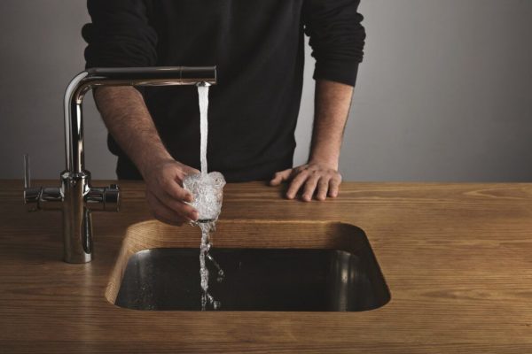 Importanța Hidratației Matinale: Beneficiile Consumul de Apă La Trezire