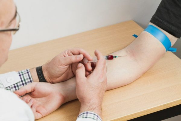 Revoluția Analizelor de Sânge: Cum p-tau217 Poate Anticipa Riscul de Alzheimer
