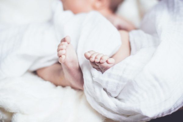 Un bebeluș din India s-a născut cu doi „gemeni” ascunși în propriul corp: O privire detaliată asupra unui caz medical rar