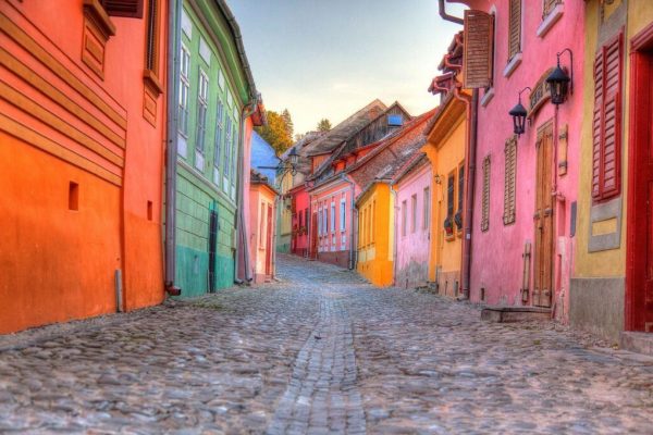 Descoperă farmecul orașelor medievale din Europa: O evadare din aglomerație cu aromă transilvăneană