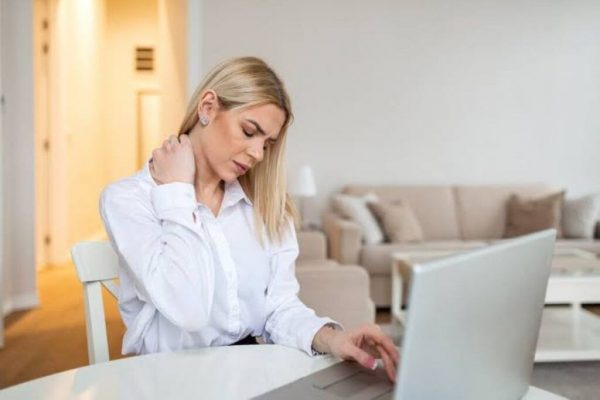Exercițiul simplu care poate alina durerile de gât: Beneficii, tehnică și impact pe termen lung