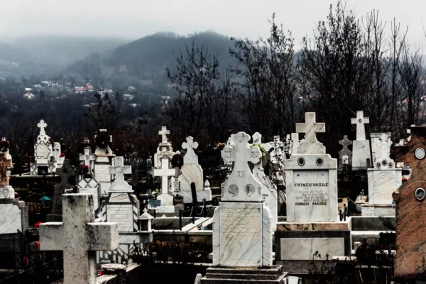 Cum să te protejezi de energiile negative în locuri încărcate emoțional: Strategii de purificare pentru vizitele la spitale și cimitire