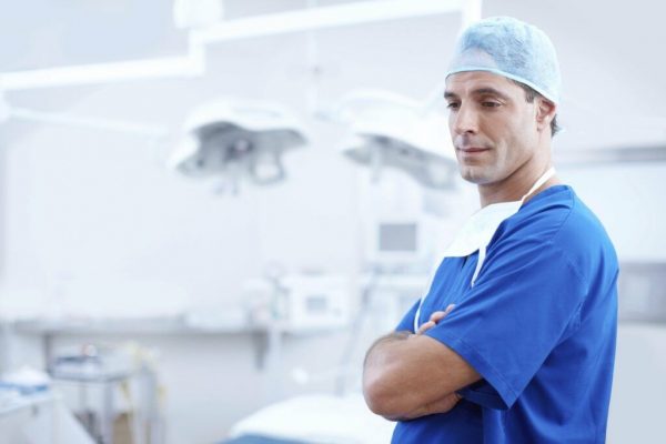 Ministerul Sănătății contestă noua lege a salarizării: Riscuri și implicații pentru sistemul medical românesc