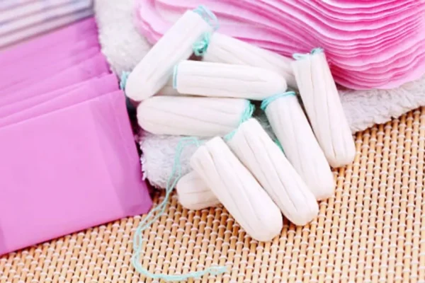 Tampoanele menstruale: O analiză profundă a riscurilor legate de metale toxice