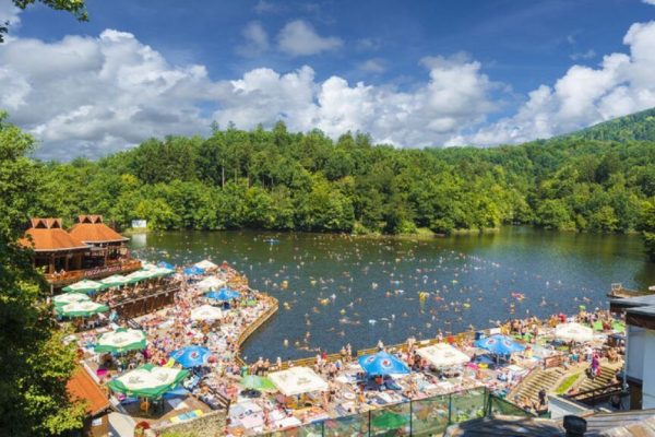 Explorarea stațiunilor cu ape sărate din România: Beneficii terapeutice și considerații esențiale