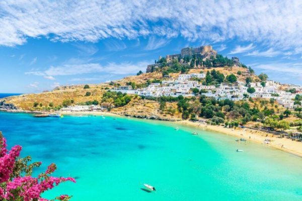 Voluntariat pe Insula Syros: Cazare Gratuită și Îngrijirea Pisicilor Abandonate în Grecia
