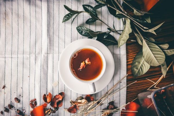 Ceaiul de Hibiscus: O Alternativă Naturală Promițătoare pentru Controlul Tensiunii Arteriale