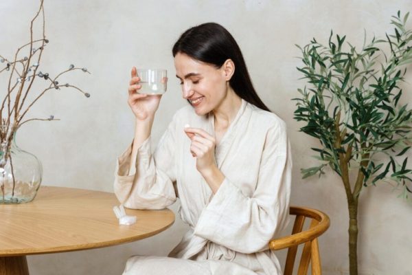 Importanța Suplimentelor Alimentare pentru Echilibrul Hormonal la Femei: O Analiză Detaliată