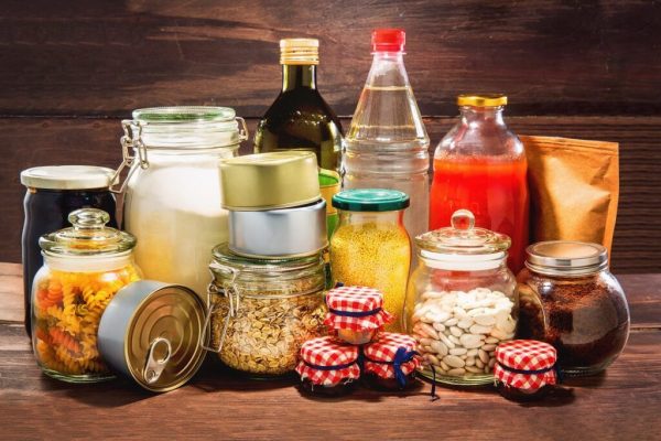 Alimente periculoase din cămară: Ce trebuie să știm despre consumul după data de expirare