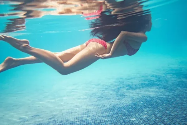 Impactul urinarului în piscină: ce trebuie să știm despre chimia apei și sănătatea noastră