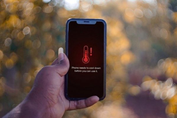 Riscurile lăsării telefonului în mașină pe caniculă: Ce trebuie să știi pentru a-ți proteja dispozitivul