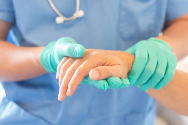 Ghid complet pentru operația gratuită a mâinii în sistemul public de sănătate: pași, avantaje și recuperare
