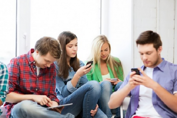 Impactul ascuns al smartphone-urilor asupra sănătății: Cum scrollingul zilnic ne afectează corpul