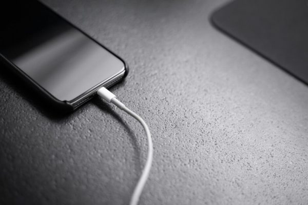 Încărcarea Telefonului Pe Timp de Noapte: Mituri, Realități și Impact Asupra Bateriei