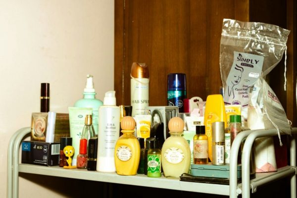 Substanțe Ascunse în Produse Cosmetice: O Alertă Globală pentru Consumatori
