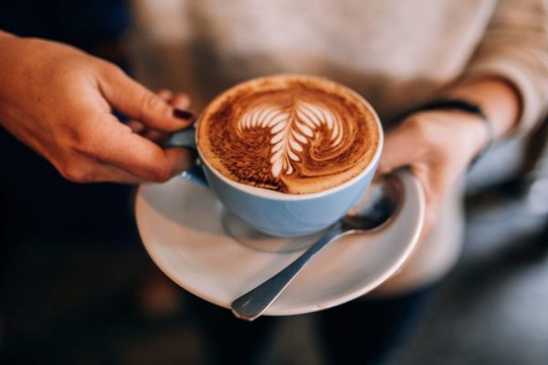 Cafeaua și Fibrilația Atrială: O Analiză Detaliată a Noilor Descoperiri Științifice