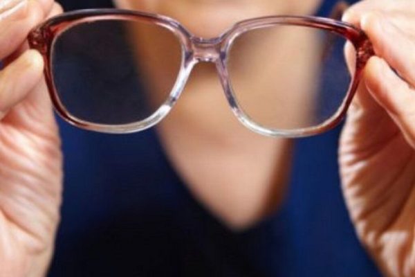 Revoluția Chirurgicală: Cum Inteligența Artificială Transformă Operațiile Oftalmologice pentru Vârstnici