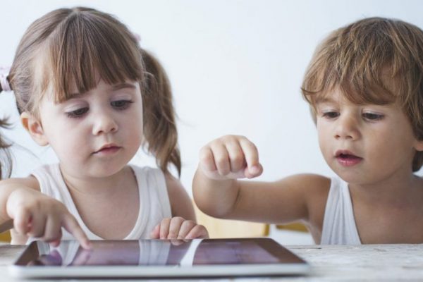 Impactul Stresului Parental asupra Timpului Petrecut de Copii în Fața Ecranelor: O Analiză Detaliată