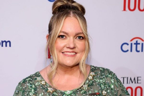 Colleen Hoover: O poveste de curaj și recuperare în fața cancerului