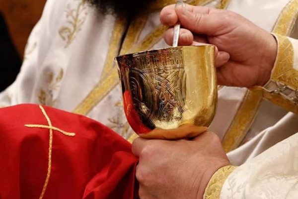 Împărtășania în contextul Sărbătorii Adormirii Maicii Domnului: Răspunsurile preoților și implicațiile spirituale