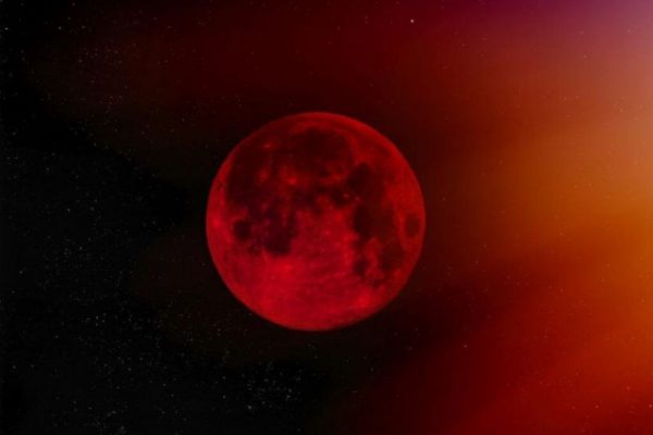 Eclipsa Lunară: Oportunitatea de a Rupe Legături Karmice pentru Trei Zodii