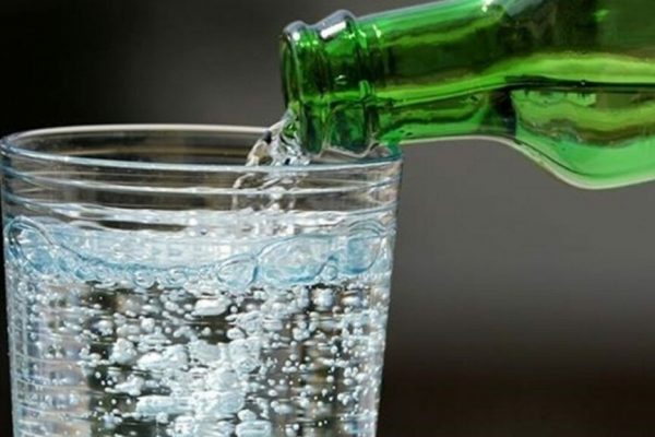 Impactul apei minerale carbogazoase asupra tensiunii arteriale: Ce trebuie să știm