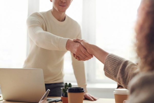 Când un singur salariu nu mai este suficient: Tendința românilor de a căuta joburi secundare