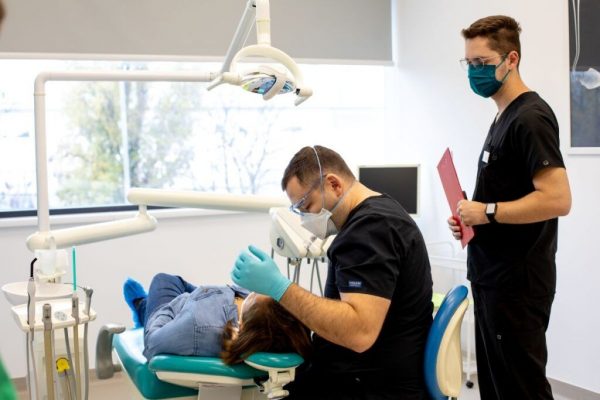 Etapele esențiale ale unui implant dentar: Ghidul complet pentru pacienți