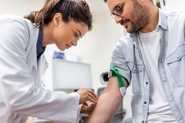 Consultații și analize gratuite pentru persoanele neasigurate: O oportunitate de prevenție în sistemul de sănătate românesc