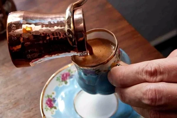 Beneficiile Scorțișoarei și Turmericului: Cum Condimentele Pot Sprijini Pierderea în Greutate prin Cafea