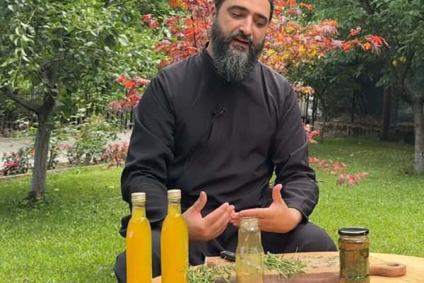 Siropul de Cimbru de la Mănăstirea Troianu: Tradiție și Beneficii ale Antibioticului Sărac