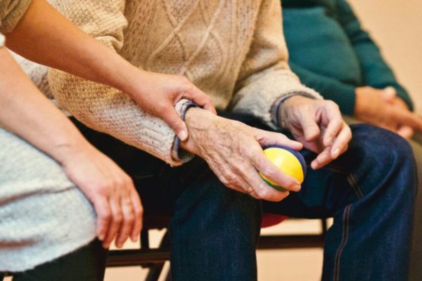 Carly Simon: O Călătorie Prin Provocările Vieții cu Parkinson și Cancer de Piele