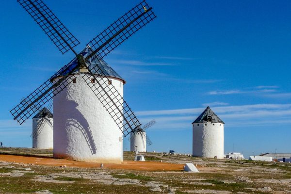 Românii se confruntă cu o nouă provocare: creșterea tarifelor la energie electrică cu până la 20% la finalul anului