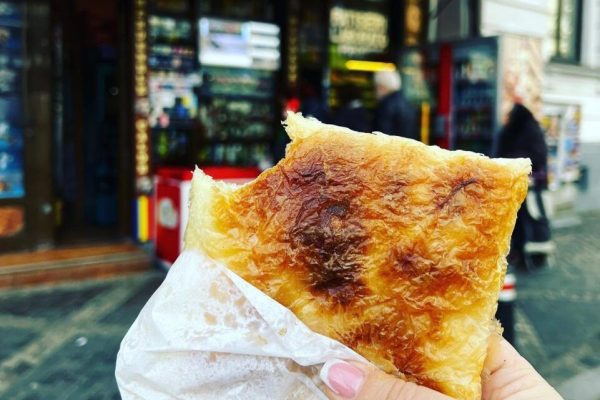 Patiseria lui Nea Mihai din Piața Amzei: O poveste de succes în inima Bucureștiului