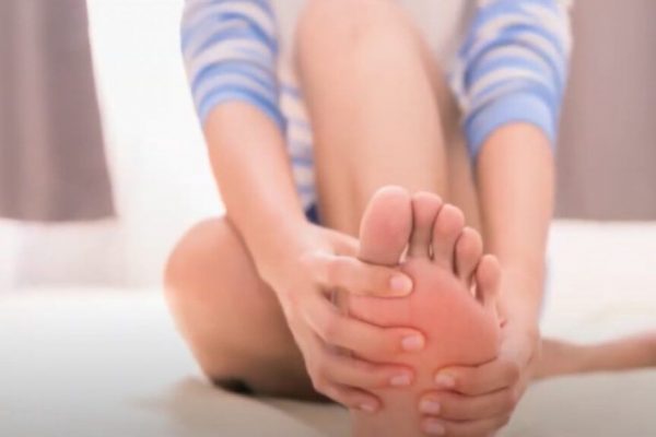 Umflarea bruscă a unui picior: Ce trebuie să știi despre tromboza venoasă profundă și alte cauze
