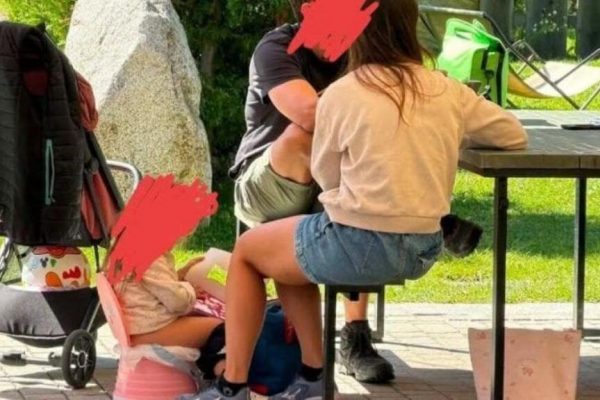 Controversa din Ponte di Legno: Părinții care și-au pus fetița pe oliță într-un restaurant și reacțiile societății