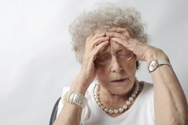 Alzheimer: Îngrijorările privind transmiterea prin sânge și implicațiile pentru sănătate publică