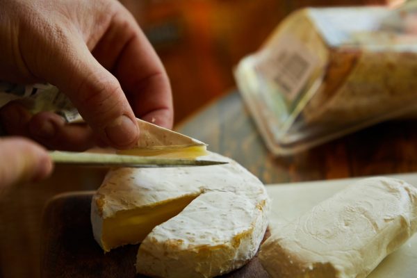 Retragerea brânzei Brie din magazinele METRO: O alarmă alimentară care ne afectează sănătatea