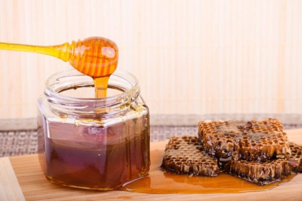 Mierea: Deliciu sau pericol? Cine trebuie să evite consumul acestei substanțe dulci