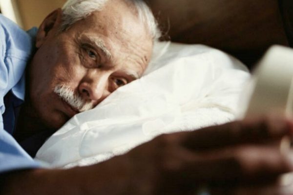 Modificările Somnului la Vârsta a Treia: Un Semnal de Alarmă pentru Sănătate