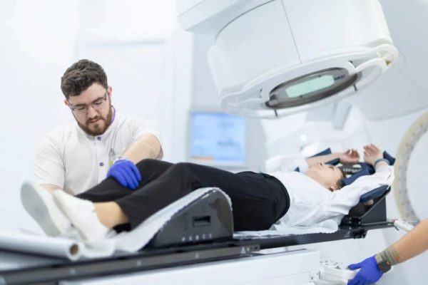 Radioterapia din România: O Revoluție în Tratamentul Oncologic prin Tehnologie de Ultimă Generație