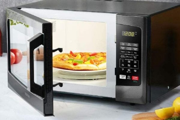 Pericolele reîncălzirii alimentelor la microunde: Ce trebuie să știm pentru a evita riscurile