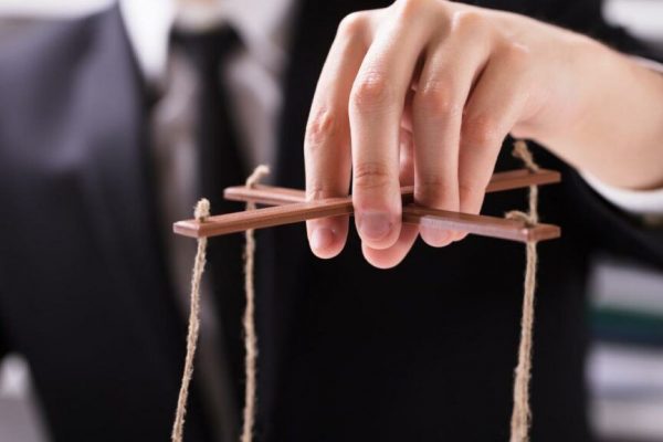 Manipularea subtilă: 7 tactici prin care narcisiștii preiau controlul în conversații și cum să-ți recapeți puterea