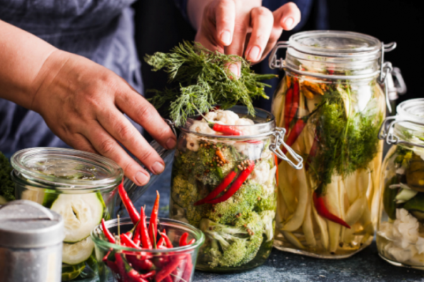 Conservele de casă: Delicii sau pericole? Avertismente despre botulism și siguranța alimentară