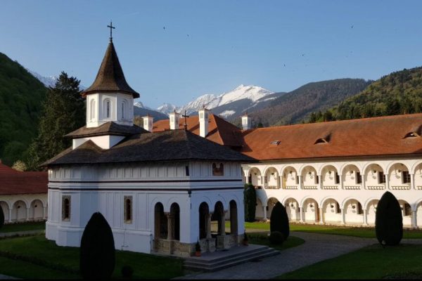 Mănăstirea Brâncoveanu de la Sâmbăta de Sus: O Oază de Liniște și Cazare la Poalele Munților Făgăraș