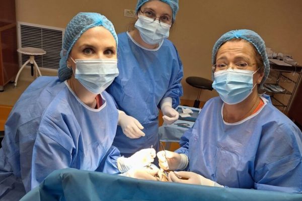 Inovație Chirurgicală în Oftalmologie: Reducerea Timpului de Anestezie pentru Operațiile de Strabism în România