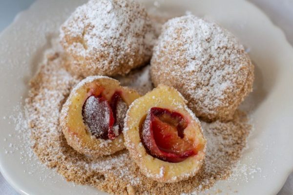 Găluște cu prune: Rețeta tradițională care îmbină gustul copilăriei cu arta culinară românească